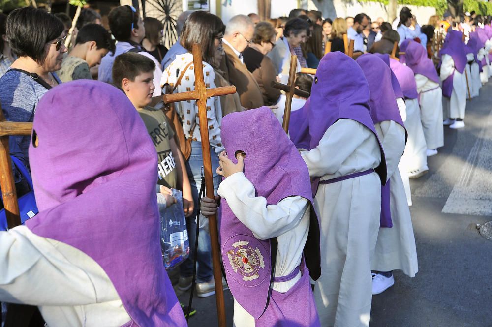 Elche se echa a la calle para acompañar a la Mare de Déu de les Bombes