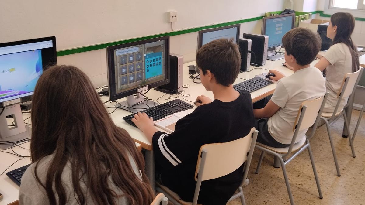Alumnos de sexto de primaria del colegio de Alfarrasí realizando las pruebas de las Olimpiadas Matemáticas Matific.