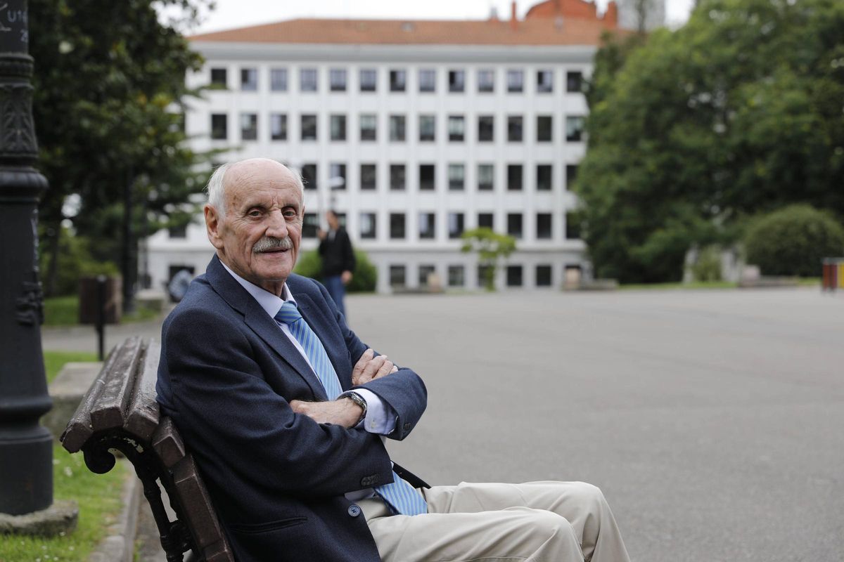 Isidro Fernández Rozada, en la plaza de España de Oviedo.
