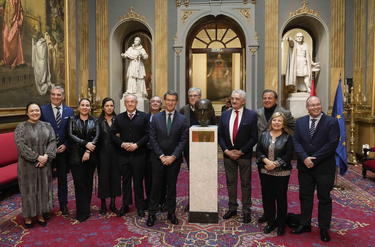 Feijóo y Tellado, acompañados de los senadores del PPdeG, junto al busto de Fraga en la pasada legislatura.