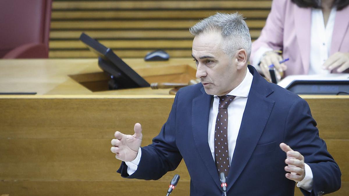 El síndic del PPCV, Miguel Barrachina, defiende la moción sobre el puerto de València.