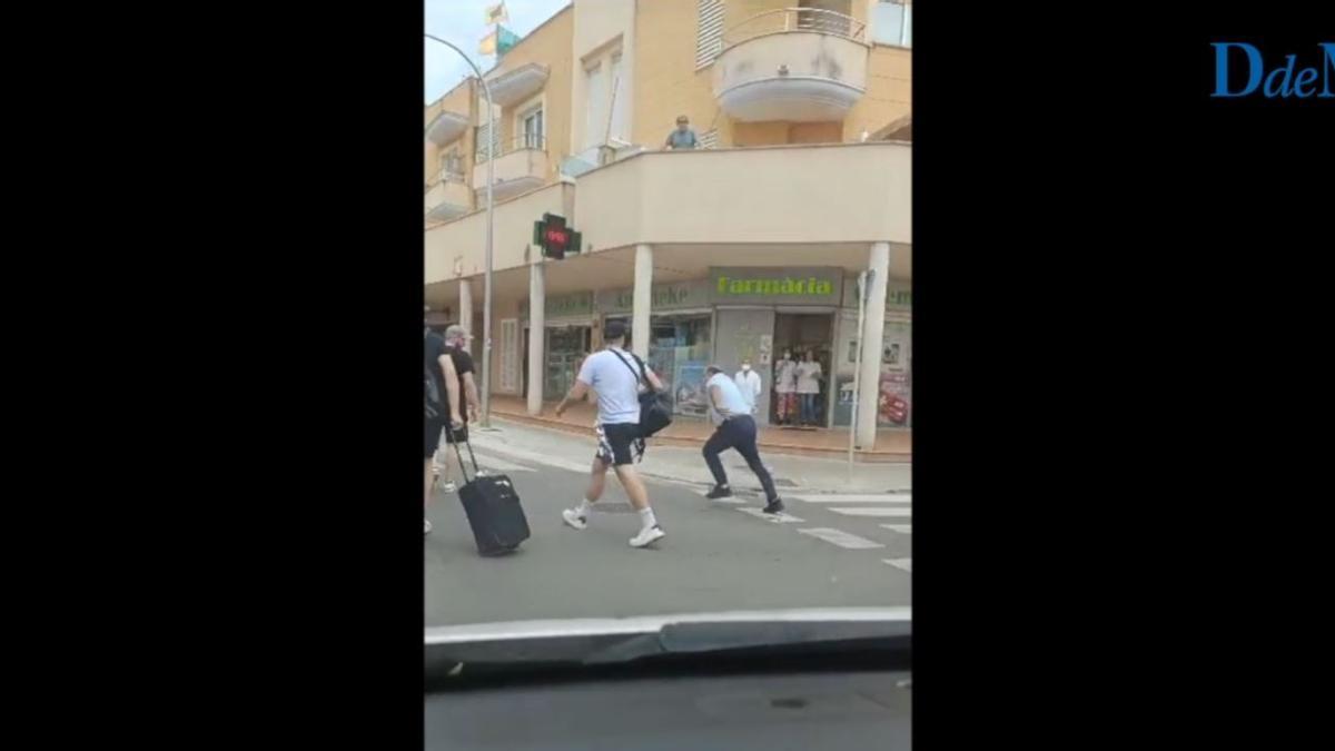 VÍDEO | Un conductor de un microbús agrede a un turista alemán en la Platja de Palma