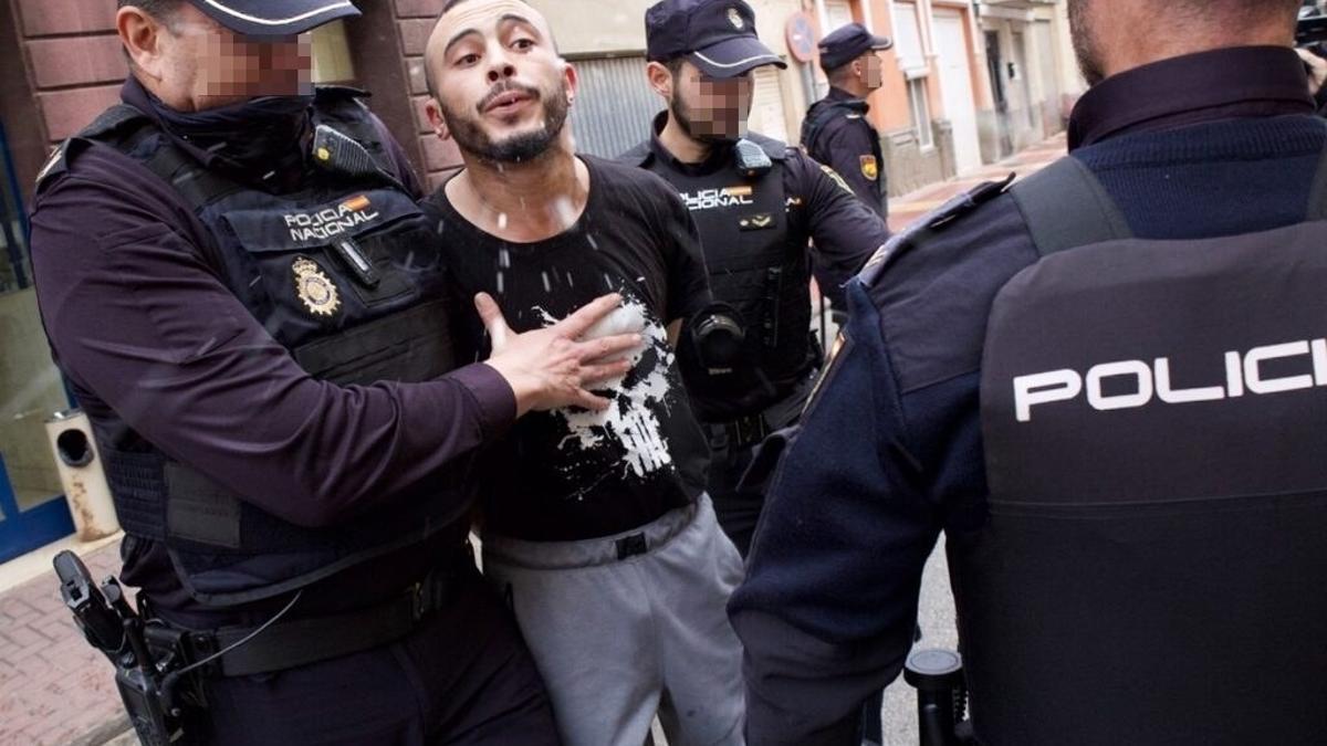 La Policía Nacional sale de la Comisaria de Alcantarilla con el presunto autor material de los disparos con destino a la Ciudad de la Justicia de Murcia