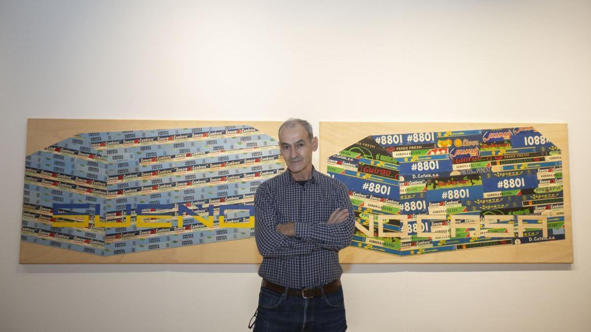 Florentino Díaz, junto a sus obras en la sala de exposiciones de la Lonja de Alicante