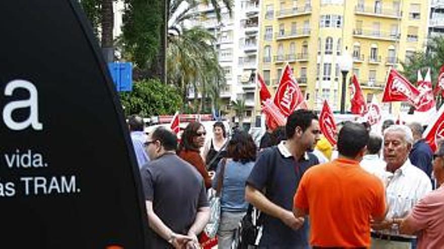 Un momento de la concentración de trabajadores del TRAM, ayer, en la plaza de Luceros.