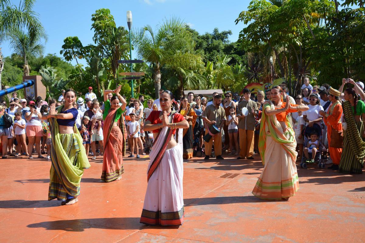 Los colores de la India inundan cada agosto el parque de naturaleza y animales Terra Natura Benidorm durante el festival Holi.