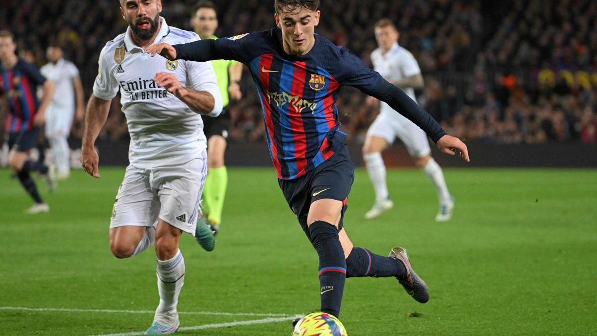 El madridista Carvajal y el barcelonista Gavi durante un clásico.