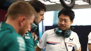 Shintaro Orihara (Honda),  en el box de Aston Martin