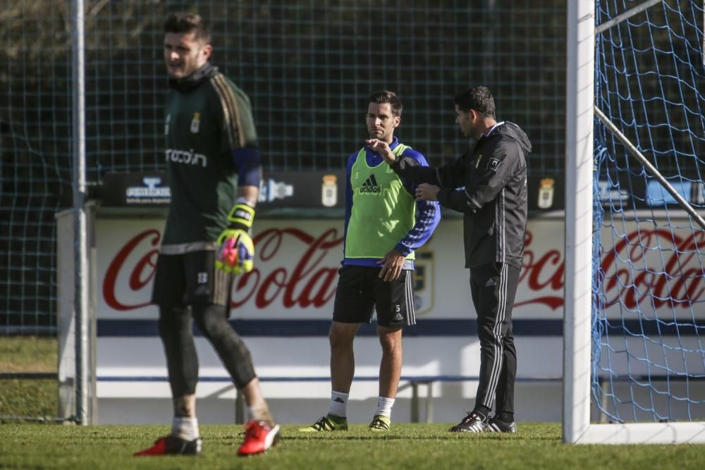 Entrenamiento del Real Oviedo a puerta abierta en El Requexón