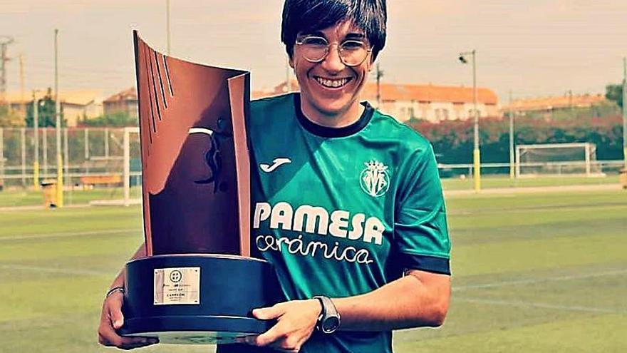 Sara Monforte, con el trofeo de campeonas del Reto Iberdrola.