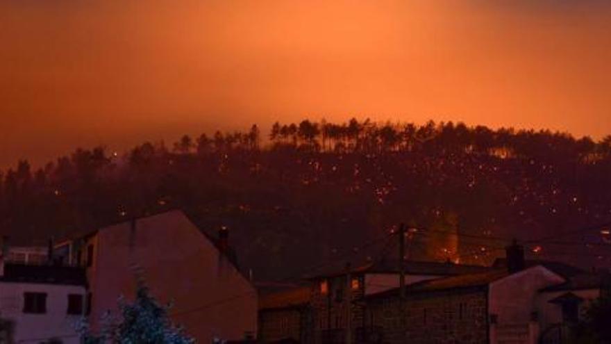 Seadur, convertida en un paisaje infernal, horas después del inicio del incendio forestal entre Quiroga y Larouco, entrada ya la noche del domingo.  // Brais Lorenzo