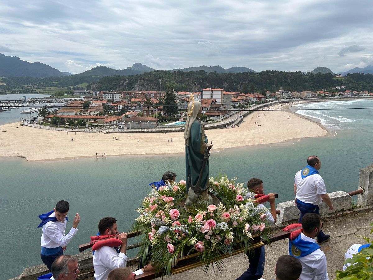 Procesión con la Virgen de Guía en Ribadesella.