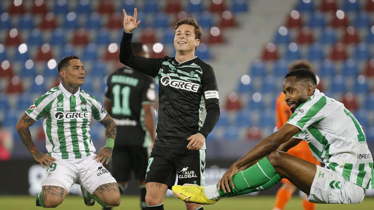 Montaje de Riquelme, Chimy y Bakambu, jugadores del Betis