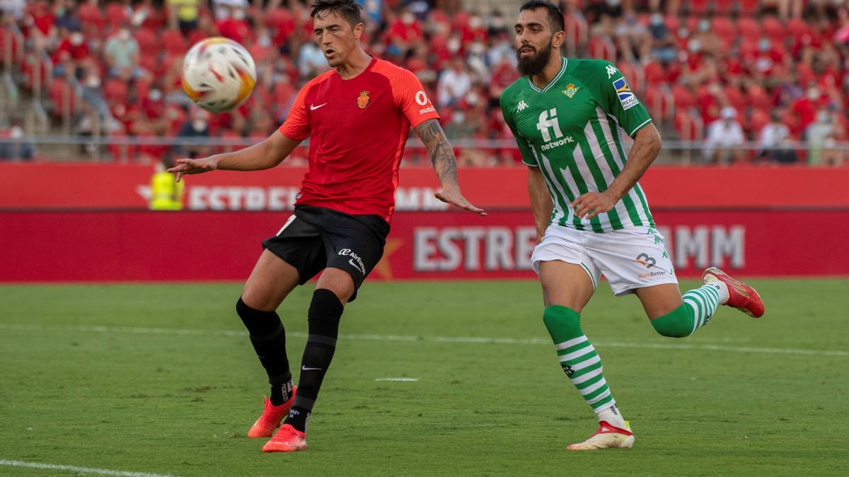 El mallorquinista Raíllo pugna por un balón con Borja Iglesias.