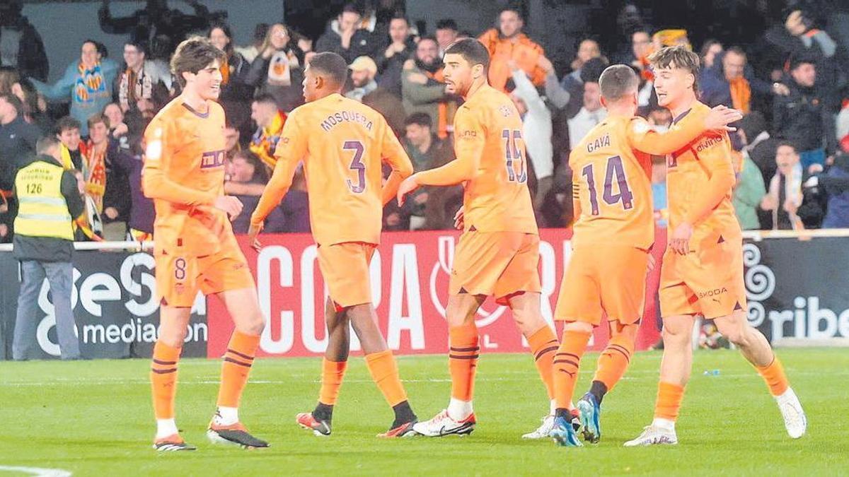 Los jugadores del Valencia CF celebran el gol de la remontada en Cartagena