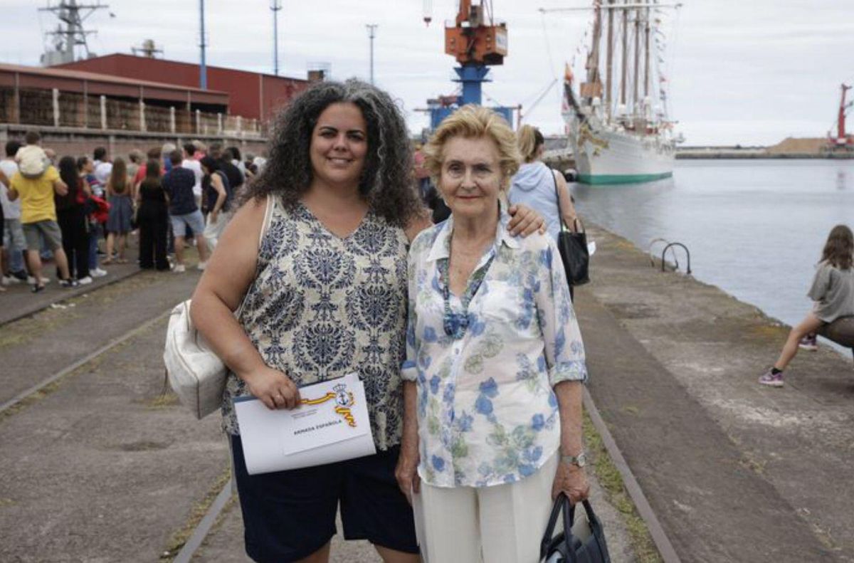 Arriba, a la izquierda, María González y Ángeles Prieto. Al lado, Jorge Casarreal y Beatriz Suárez. Sobre estas líneas, Javier Artime se hace un selfi con el barco junto a Ana González, Teresa Artime y Adrián Carbadillo. | JUAN PLAZA