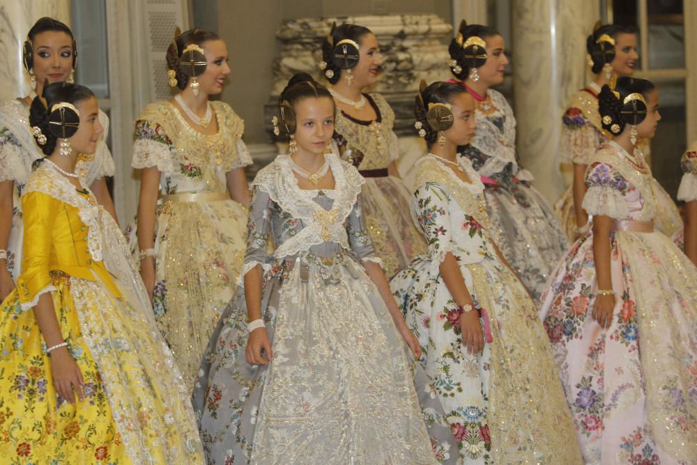 Las cortes de honor ensayan la proclamación de las falleras mayores