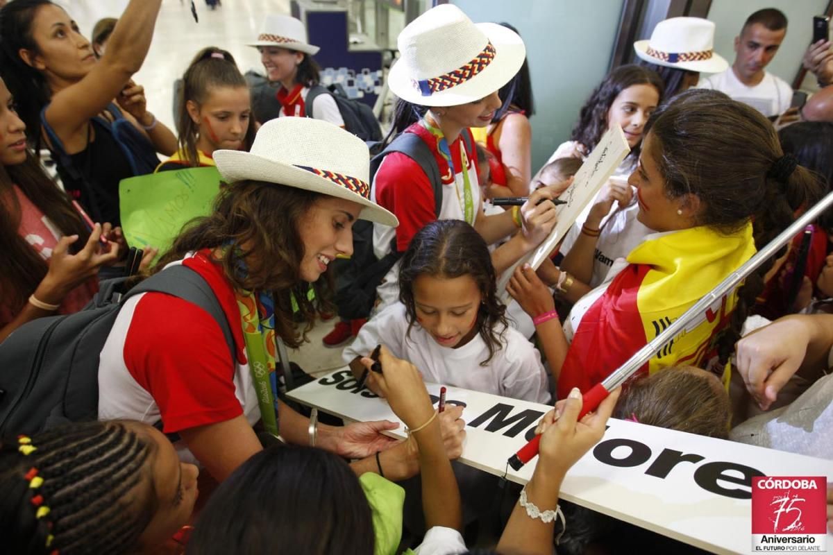 Recibimiento a Lourdes Mohedano en el aeropuerto de Madrid