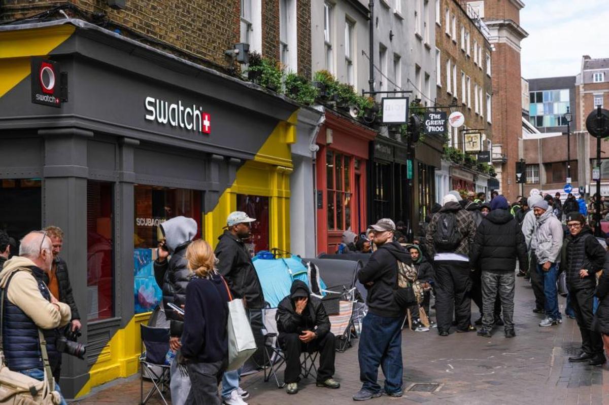 Personas hacen cola frente a una tienda del grupo Swatch AG antes del lanzamiento del reloj “Royal Pop”, en Londres (Reino Unido)