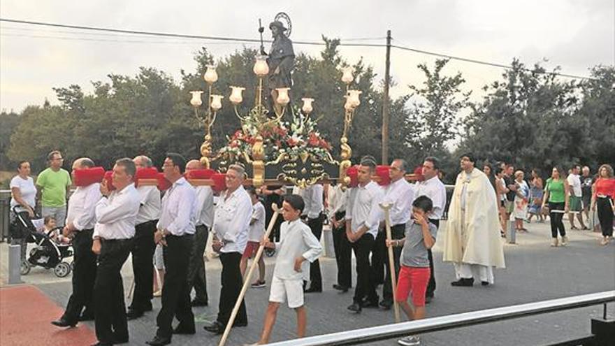 La procesión de Sant Roc culmina un año más las fiestas de la playa