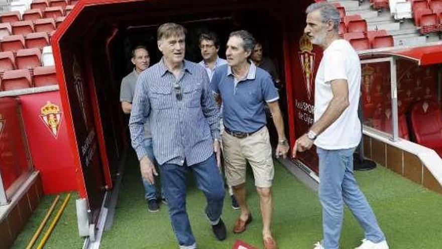 Rezza, Jorge David y Jiménez charlan al entrar al césped de El Molinón, con Pedro y Fernando Losada detrás.