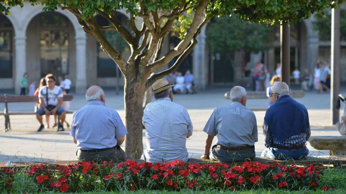 Personas mayores de espaldas. |