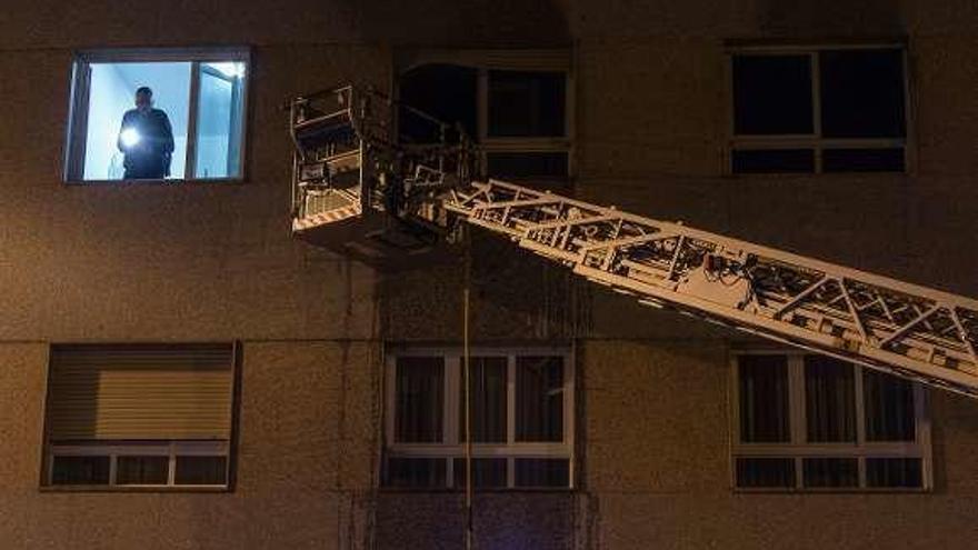 Incendio en un piso de la rúa Valle Inclán de Ourense. // Agostiño Iglesias