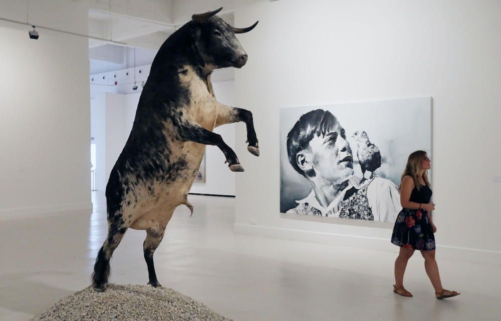 Animales disecados, como un toro o ciervos, colgados como lámparas, junto a pinturas de gran formato, obras del jienense Santiago Ydáñez, se pueden ver en el CAC, en la exposición ''El corazón manda''.