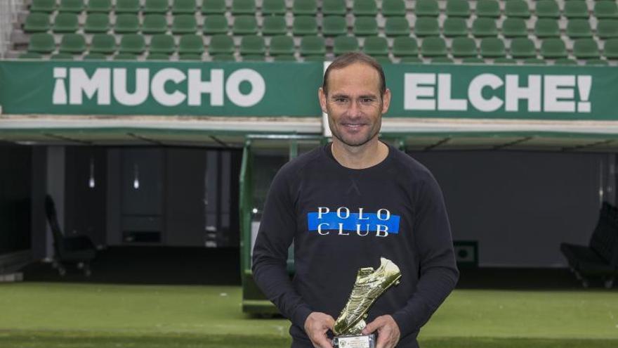 Nino sostiene el trofeo al máximo goleador histórico del Elche.