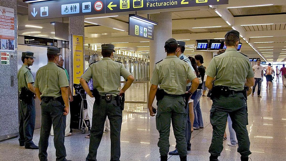 La mujer fue interceptada por la Guardia Civil en el aeropuerto.  | B.R.