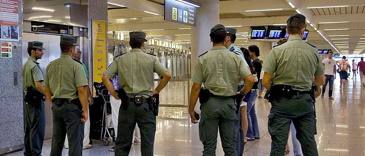 La mujer fue interceptada por la Guardia Civil en el aeropuerto.  | B.R.