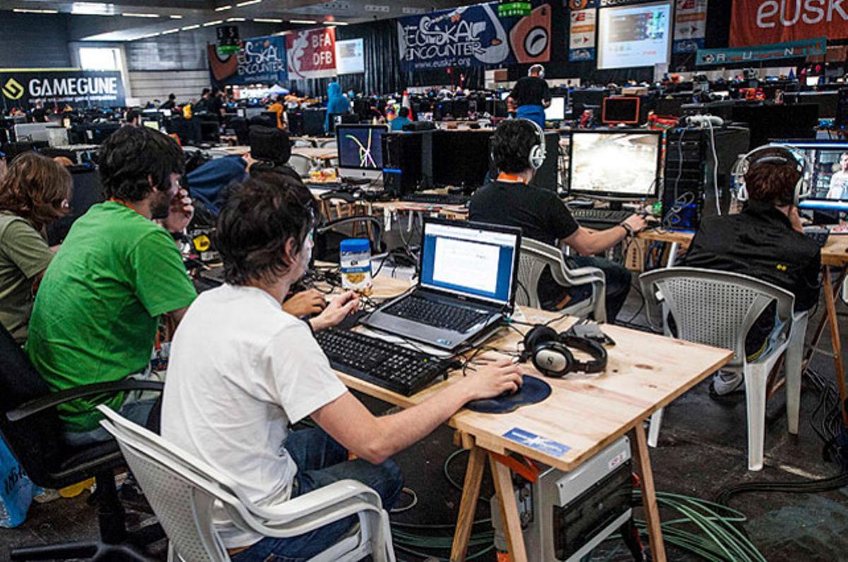 Joves participants a l’Euskal Encounter, la principal trobada d’aficionats de la informàtica i les noves tecnologies, al Bilbao Exhibition Centre (BEC).