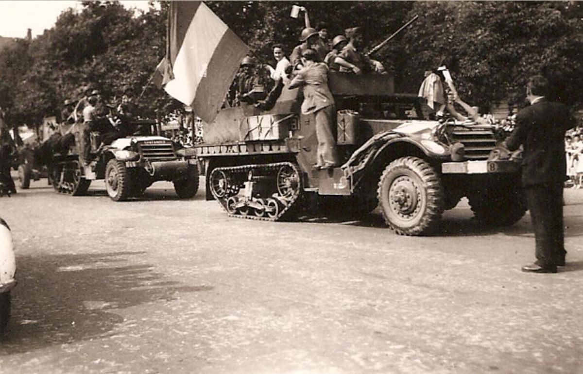 Uno de los vehículos blindados 'half track' de La Nueve que entraron en París, con la bandera republicana. y otros vehículos. PINGÜINOS EN PARÍS (BAJO DOS TRIC