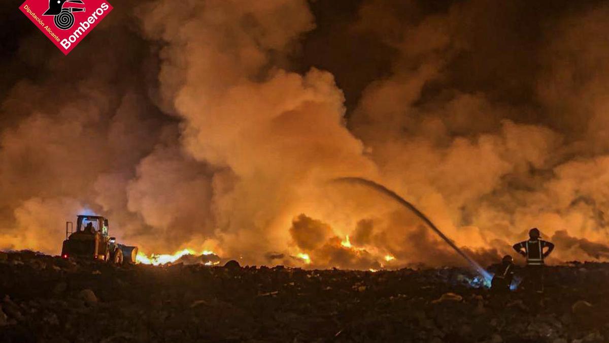 Incendio en un vertedero de Monóvar