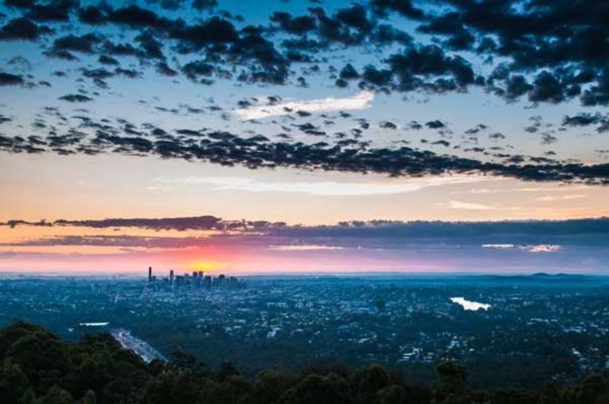 El sol sale sobre la ciudad Brisbane en Queensland, Australia.