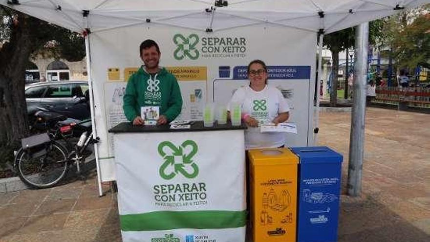 Carpa informativa sobre reciclaje instalada en O Corgo. // Muñiz