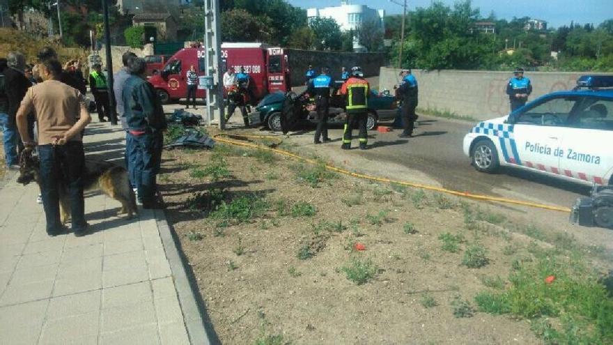 Los agentes de emergencias, en el lugar del siniestro.