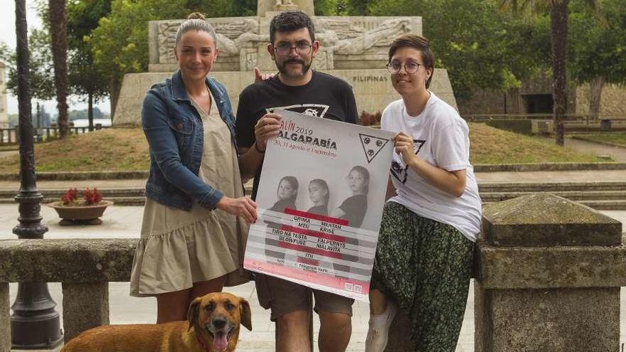 Begoña Blanco, Luis Blanco y Julia Ferradás presentaron la cita en la Praza da Torre. //Bernabé/ Ana Agra