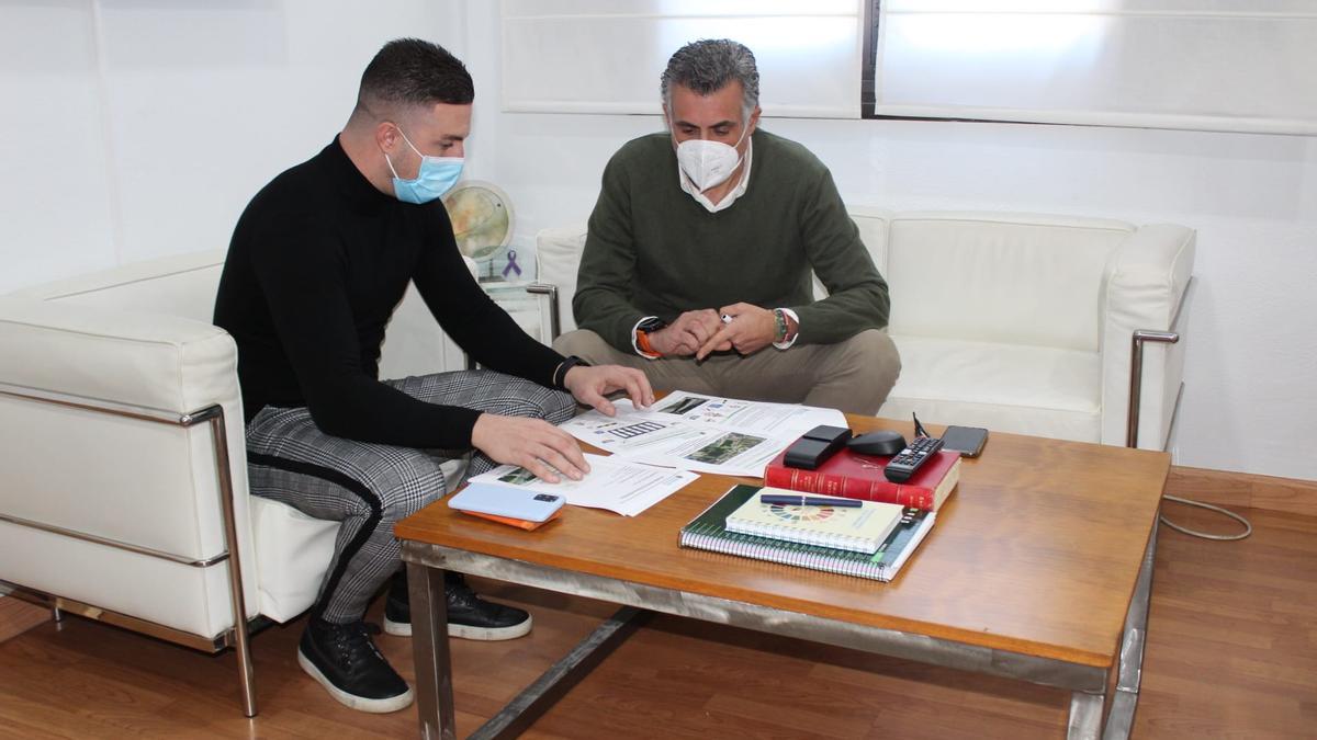 El alcalde, José Manuel García Ballestero, con el jefe de la policía local, Javier Cuenca.