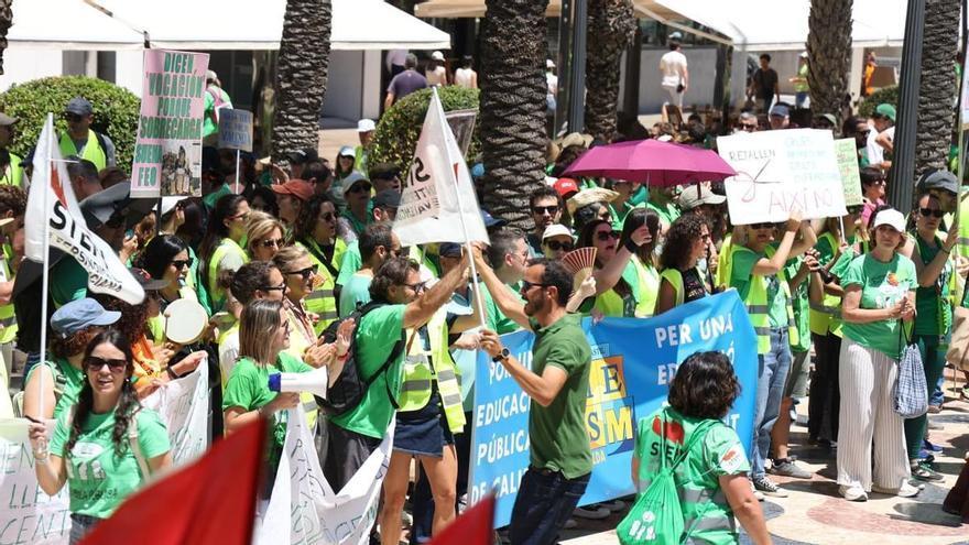 Tercera semana de protestas y huelga de profesores por la educación pública en Alicante