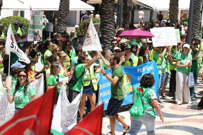 Tercera semana de protestas y huelga de profesores por la educación pública en Alicante