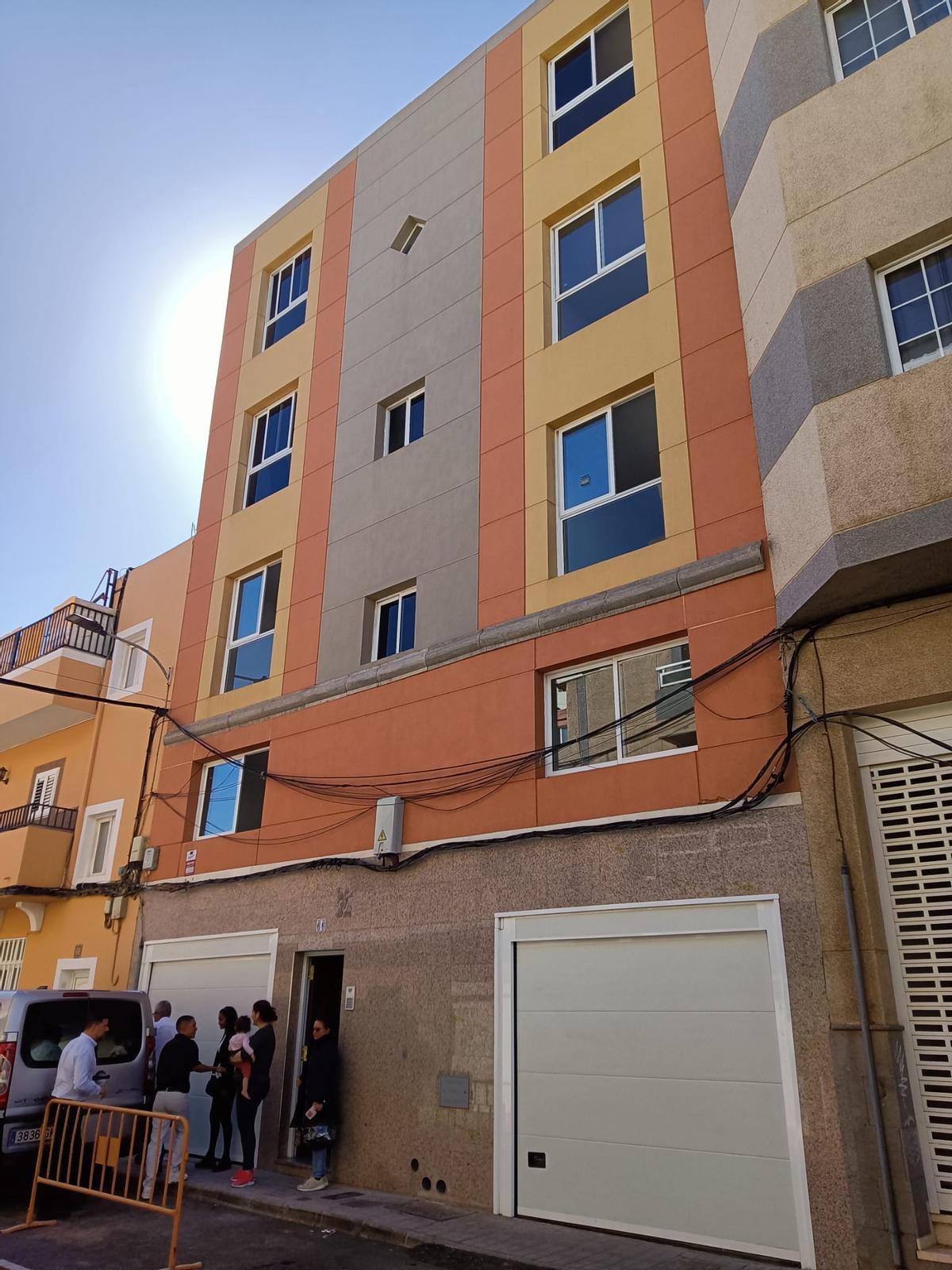 Edificio de la calle Ríos, 66, en el que se han instalado las personas afectadas.