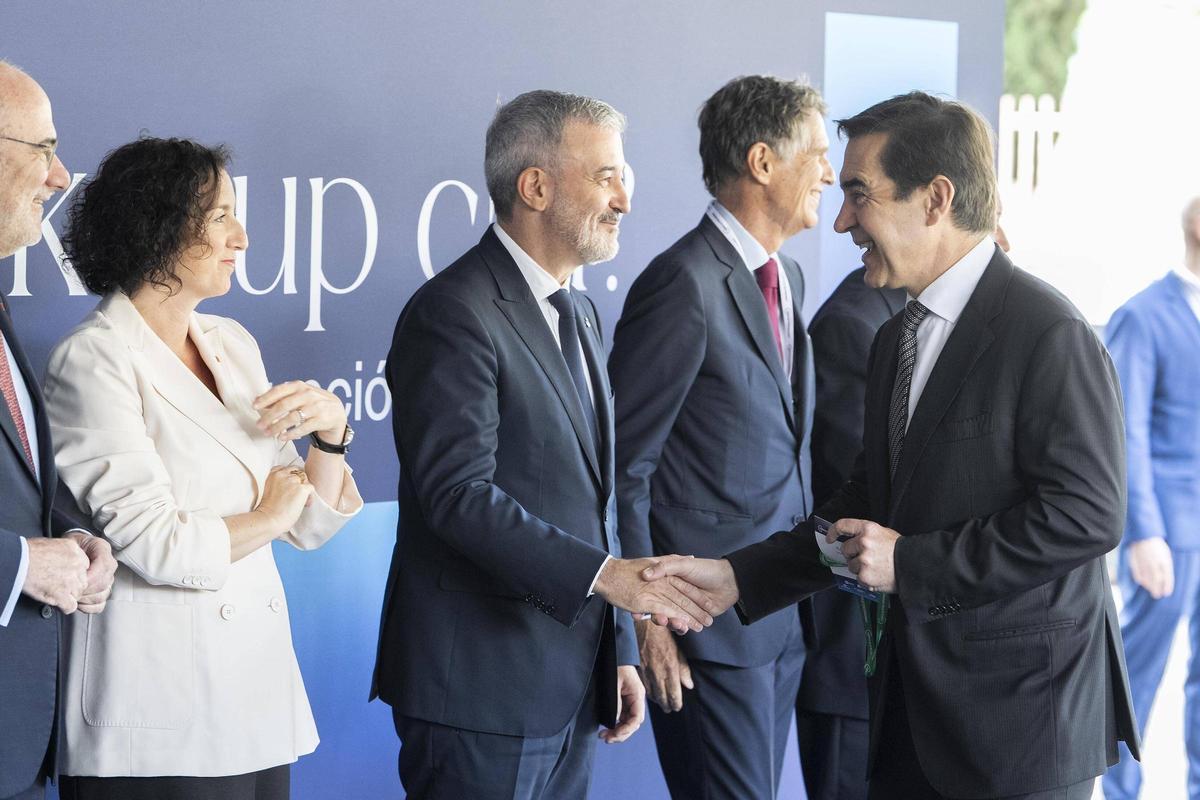 El presidente de BBVA, Carlos Torres, saluda a Jaume Collboni, alcalde de Barcelona, a su llegada al Cercle dEconomia.