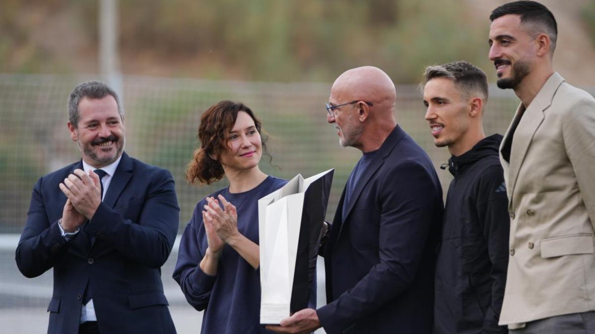 De la Fuente, junto a Grimaldo y Joselu, recibe de Díaz Ayuso el Premio Internacional del Deporte de la Comunidad de Madrid
