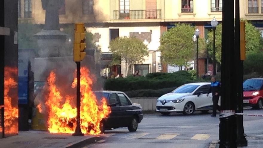 El coche incendiado antes de la llegada de los Bomberos.