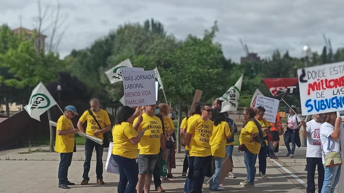 Empleados de la fábrica de Siro en Toro secundan la concentración ante las Cortes regionales