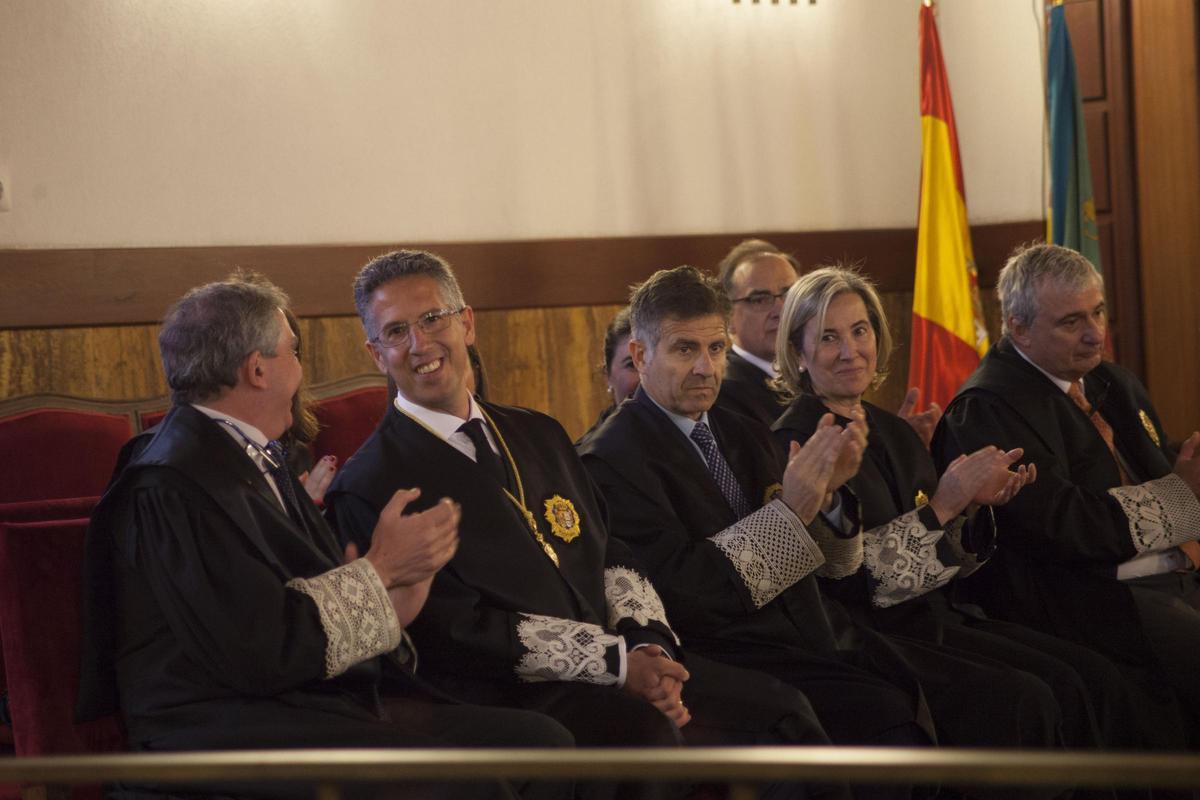 De izquierda a derecha, los juristas que componen la sala de lo Civil y Penal del TSJCV: Jesús Olarte (LAJ), los magistrados Vicente Torres, José Ceres, Pía Calderón y Antonio Ferrer. Sólo falta el actual presidente, Manuel Baeza.