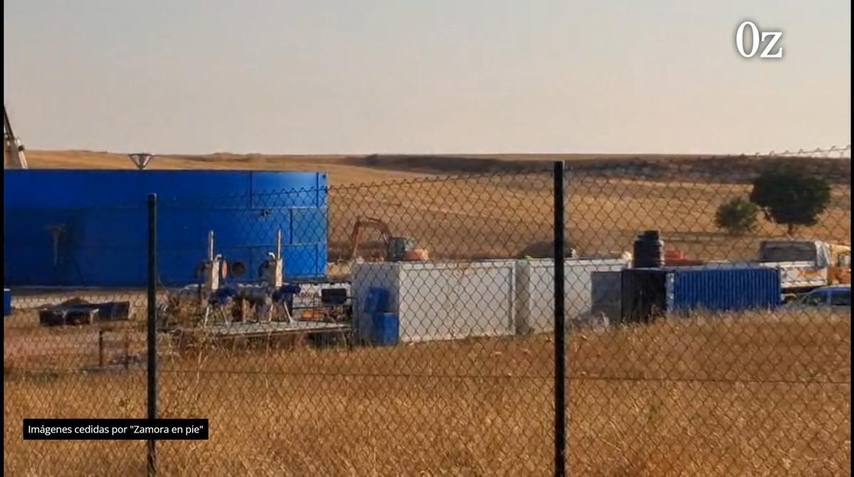 El colectivo "Zamora en pie" afea las obras con máquinas en la planta de biogás de Peleas de Abajo en plena alerta por incendios