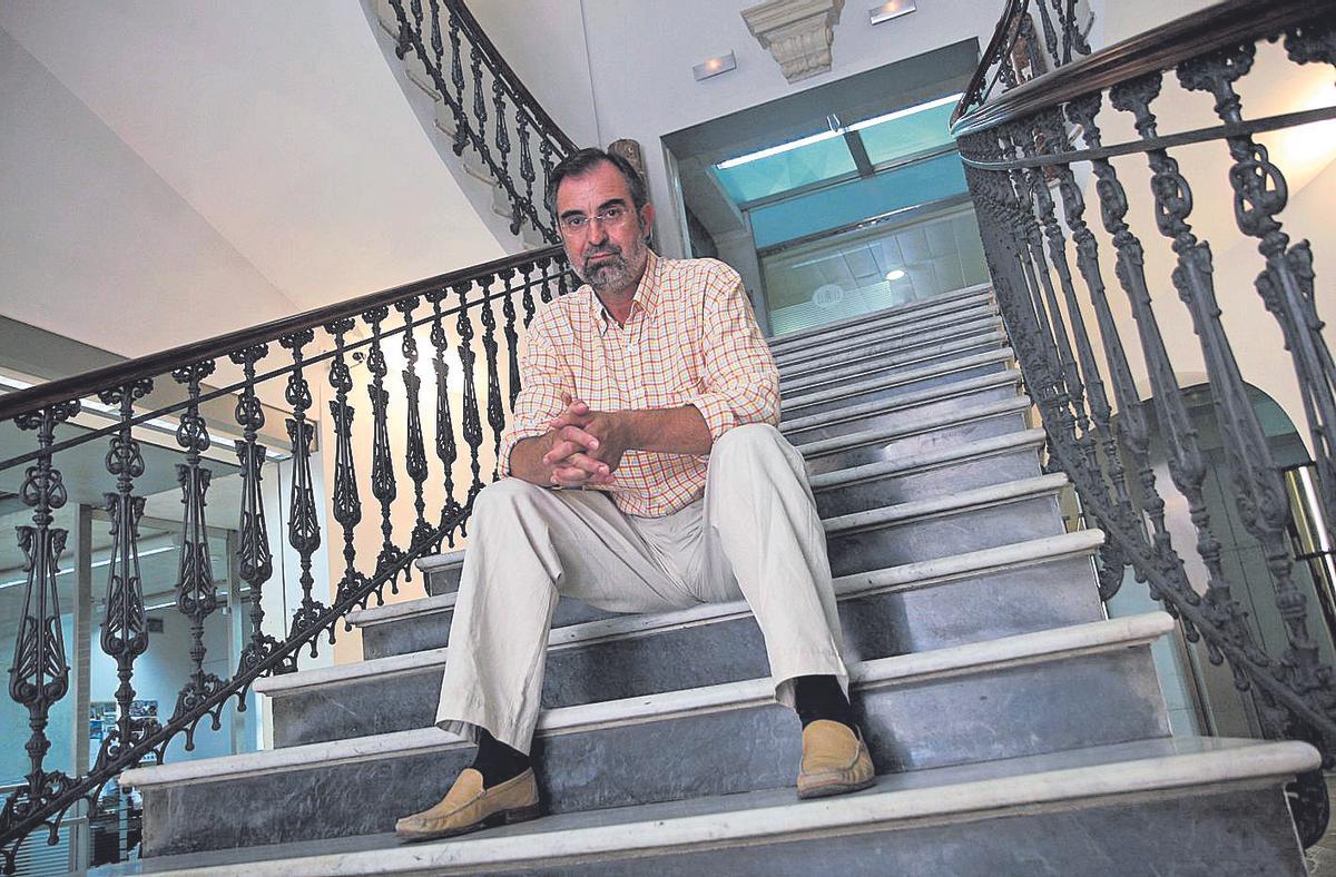 Pere Sampol en las escaleras del nuevo Parlament, donde destacó como un brillante orador.