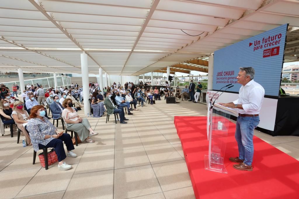 Ximo Puig celebra un acto en Alicante por el segundo año de mandato bajo el lema "Un futuro para crecer"